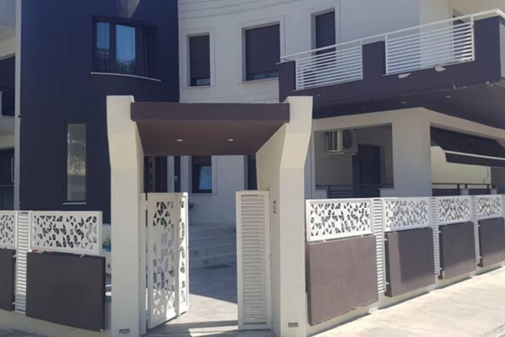 Aretoysa Center Luxury Suites 2 Néa Péramos Buitenkant foto