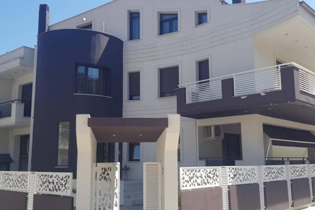 Aretoysa Center Luxury Suites 2 Néa Péramos Buitenkant foto
