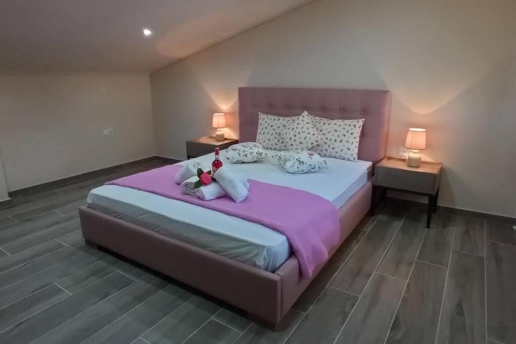 Aretoysa Center Luxury Suites 2 Néa Péramos Buitenkant foto
