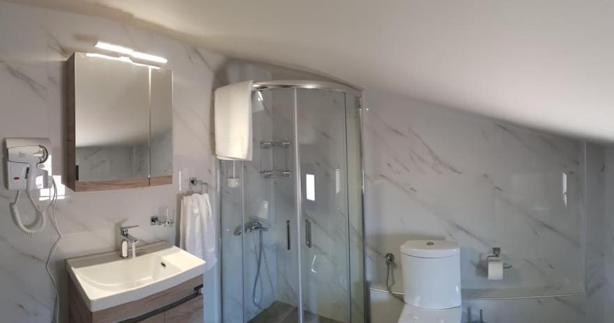 Aretoysa Center Luxury Suites 2 Néa Péramos Buitenkant foto