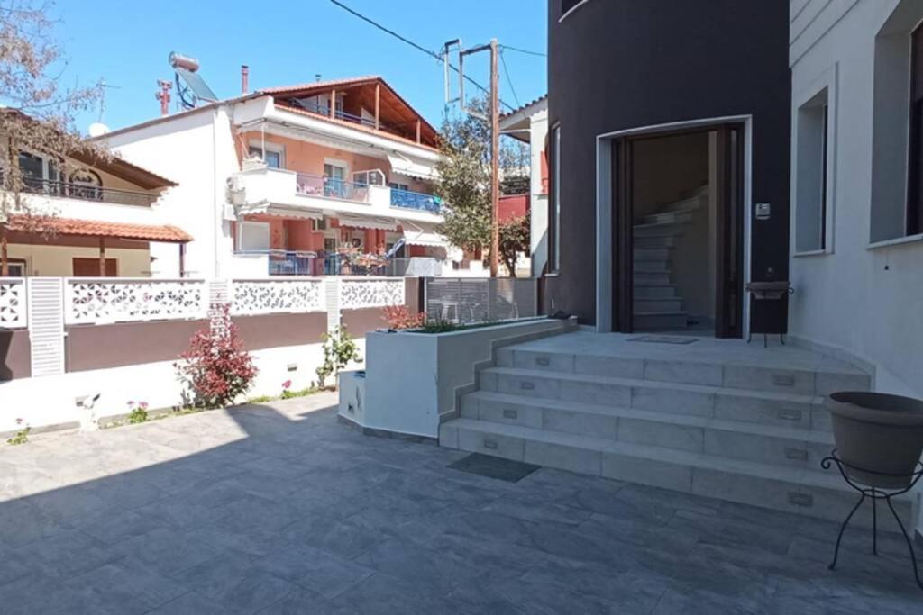 Aretoysa Center Luxury Suites 2 Néa Péramos Buitenkant foto