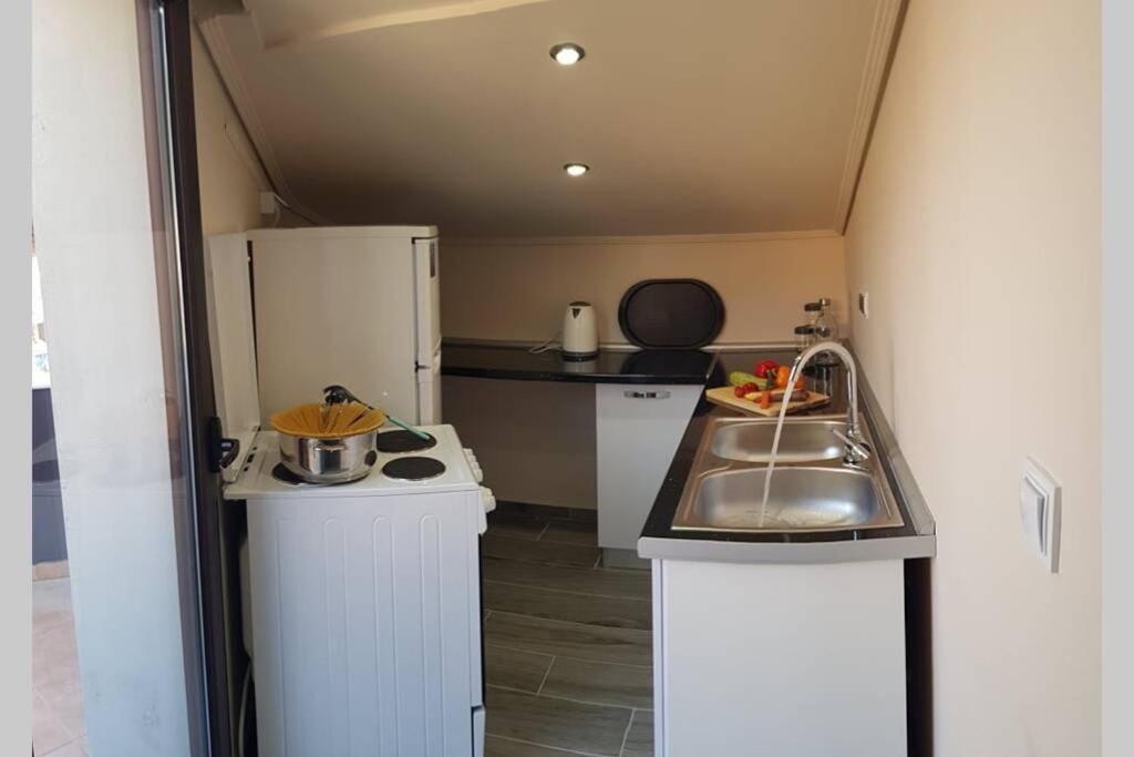 Aretoysa Center Luxury Suites 2 Néa Péramos Buitenkant foto