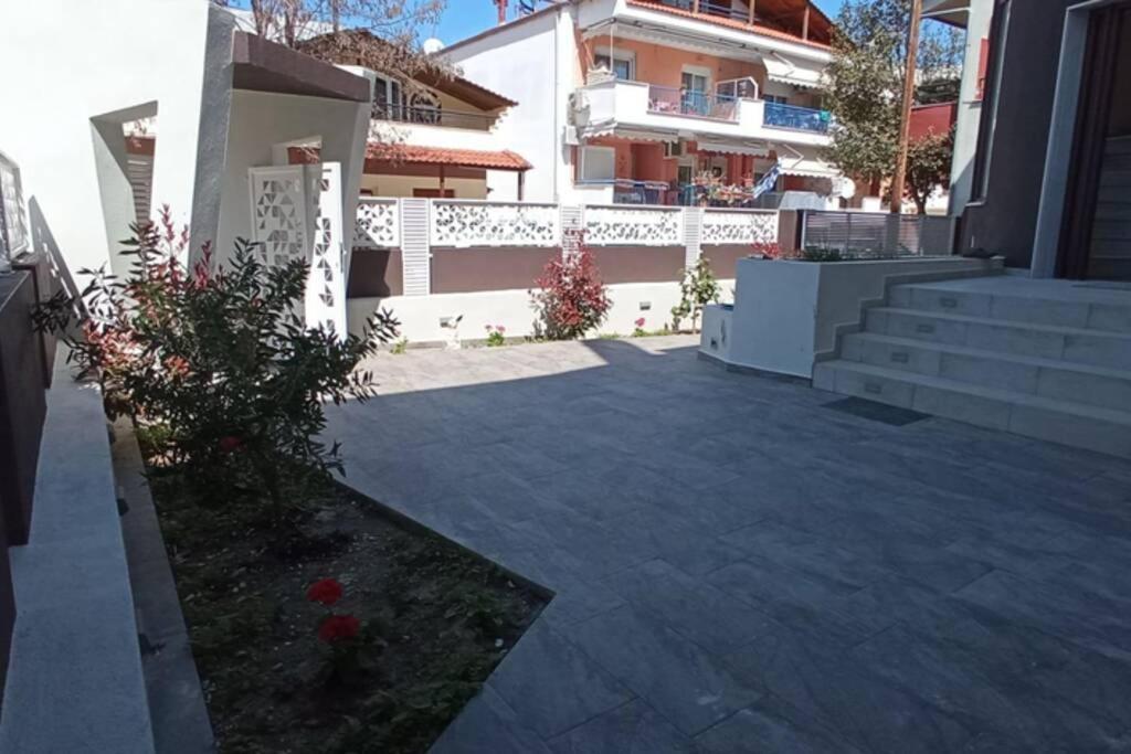 Aretoysa Center Luxury Suites 2 Néa Péramos Buitenkant foto