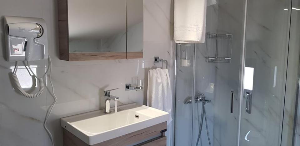 Aretoysa Center Luxury Suites 2 Néa Péramos Buitenkant foto