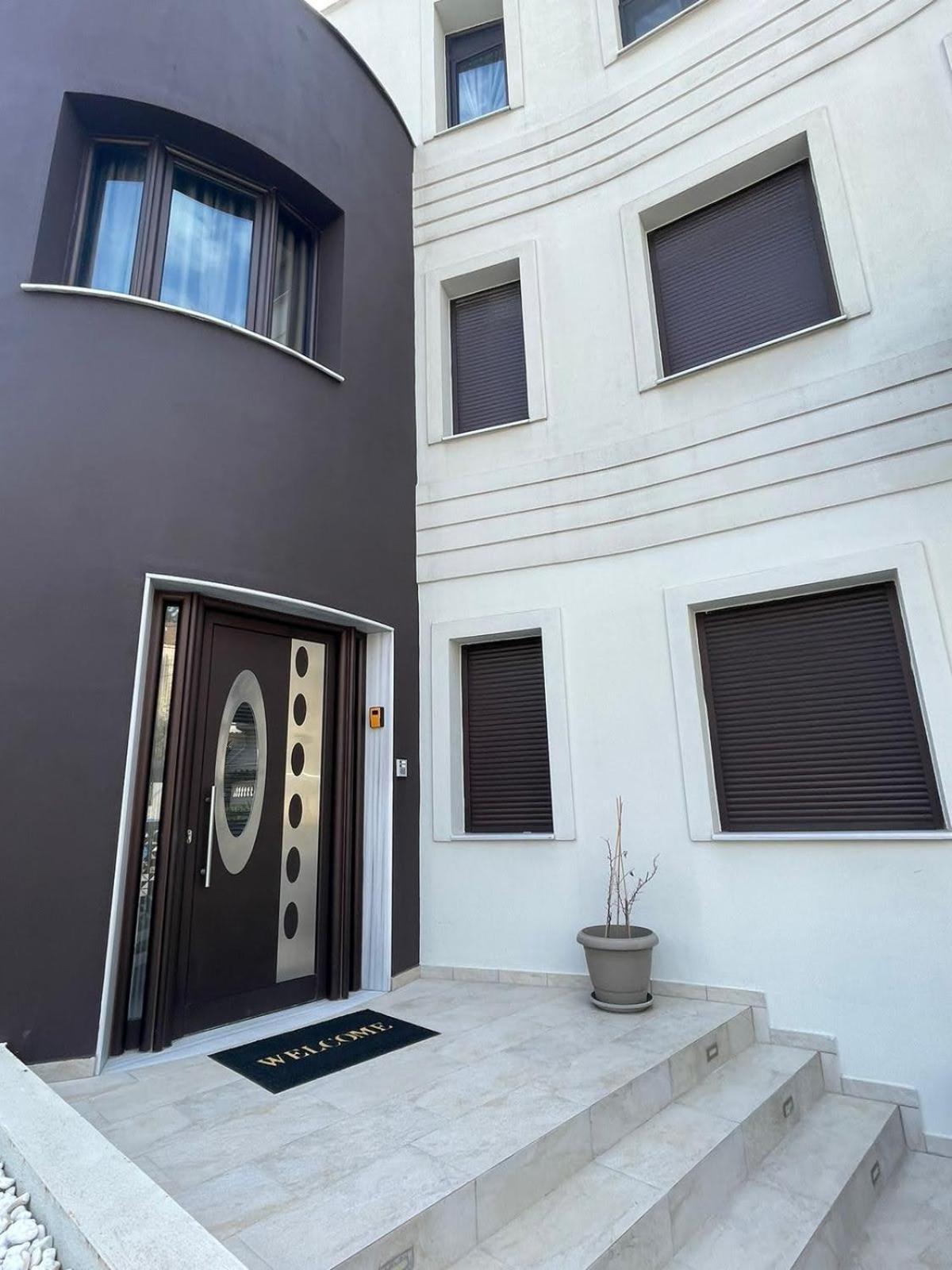 Aretoysa Center Luxury Suites 2 Néa Péramos Buitenkant foto